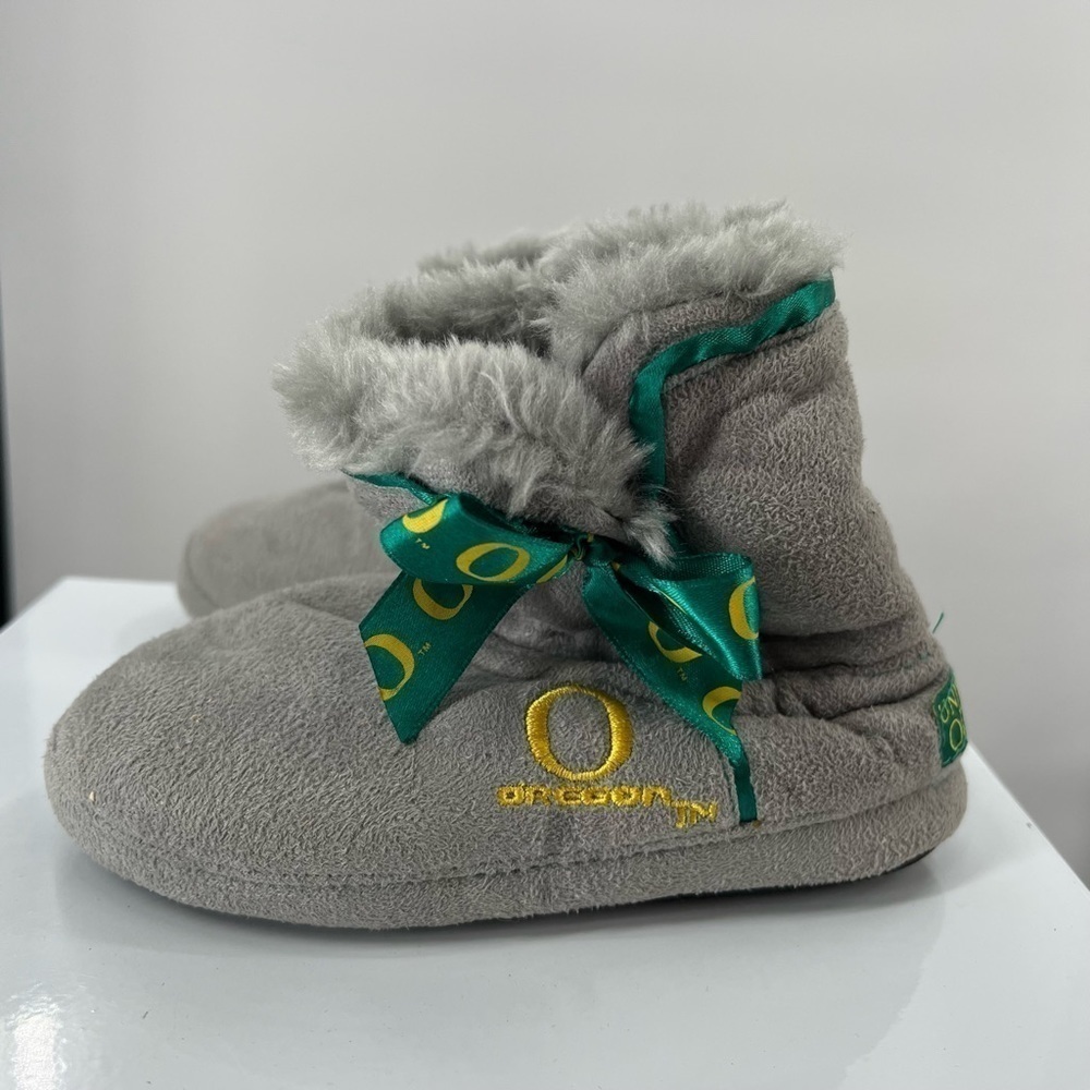 Oregon University of Oregon Kids Slippers Size S 11/12